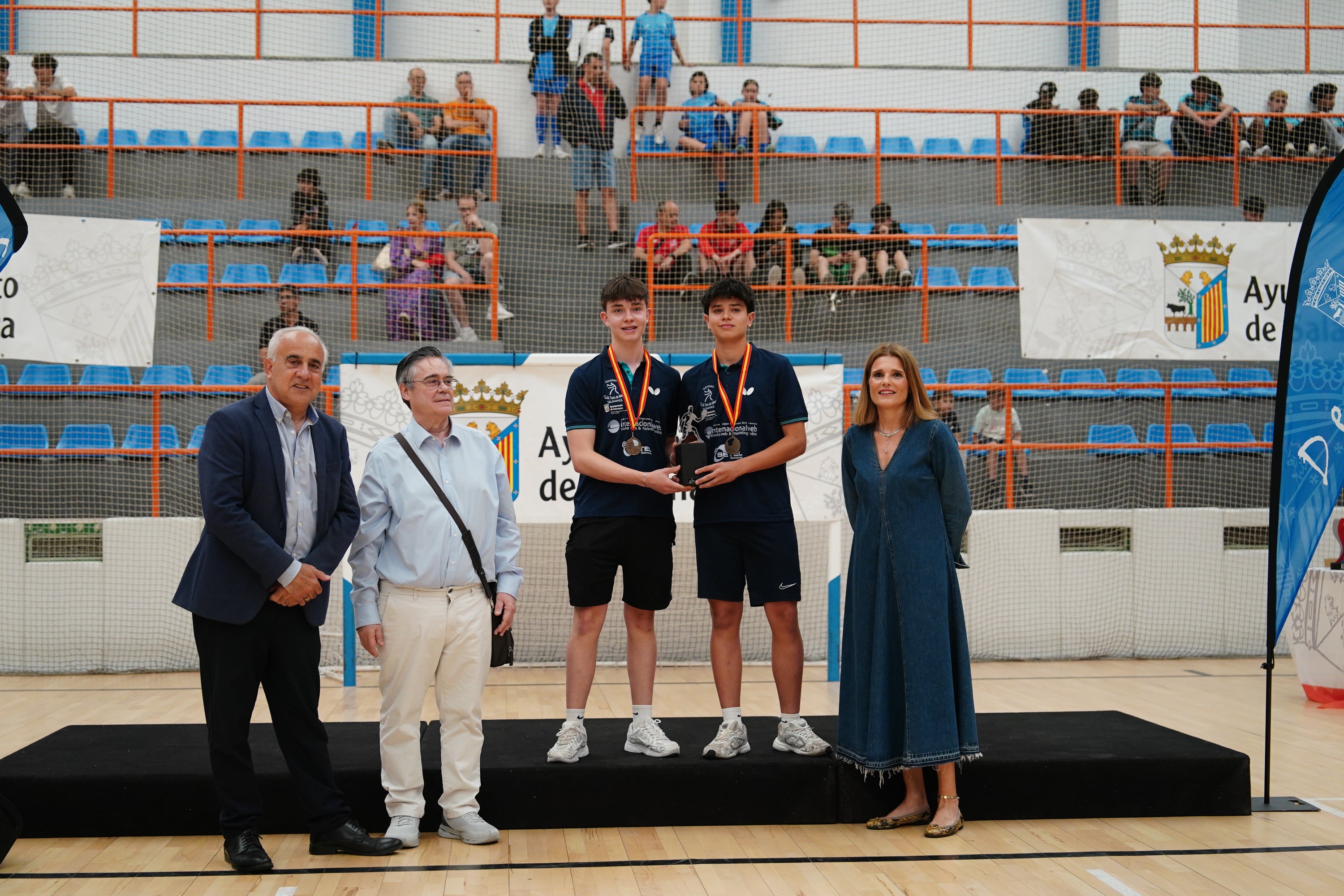 Entrega de trofeos y medallas a los mejores de los Juegos Escolares