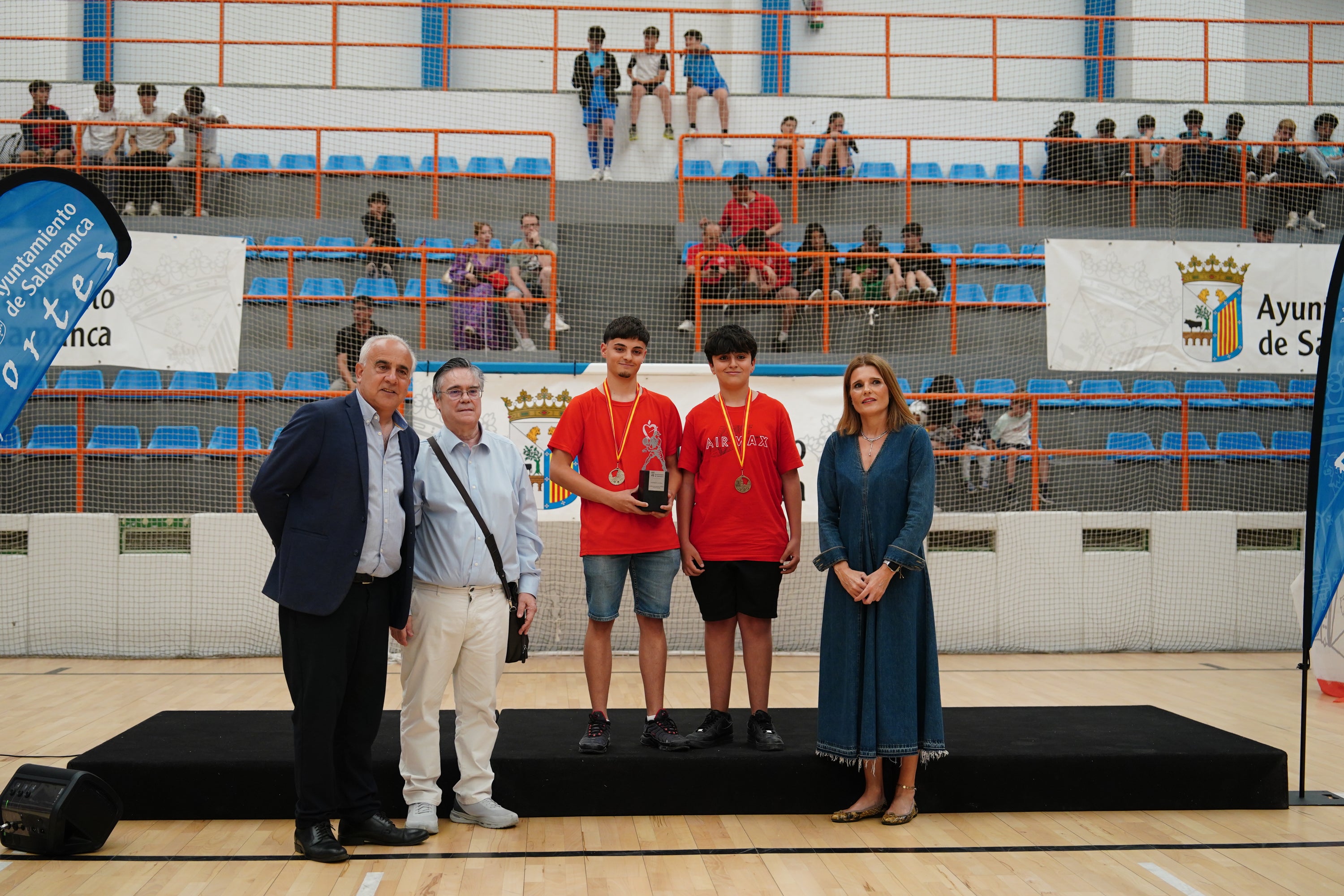 Entrega de trofeos y medallas a los mejores de los Juegos Escolares