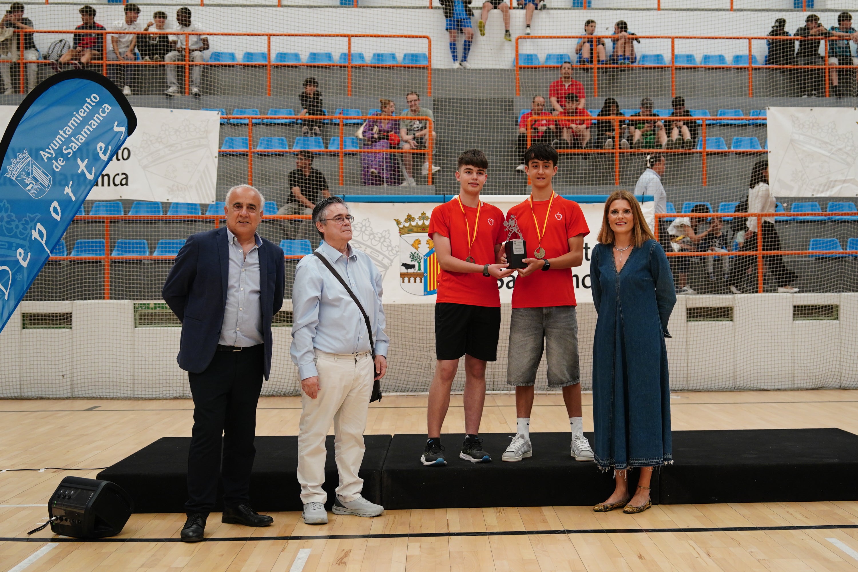 Entrega de trofeos y medallas a los mejores de los Juegos Escolares