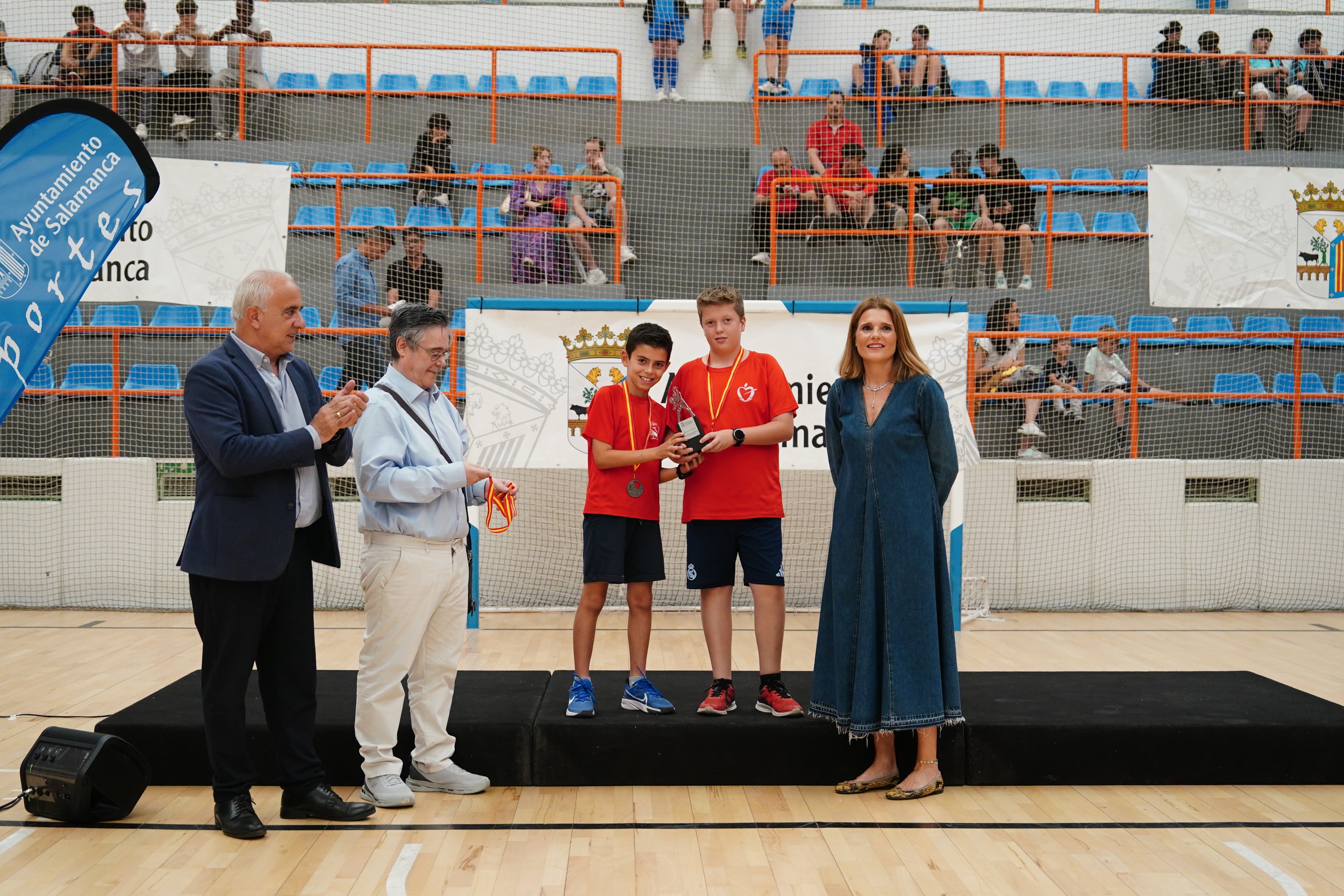 Entrega de trofeos y medallas a los mejores de los Juegos Escolares