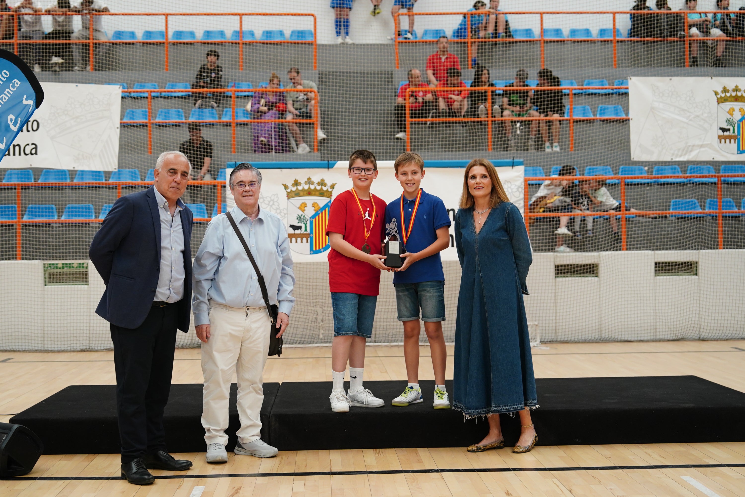 Entrega de trofeos y medallas a los mejores de los Juegos Escolares