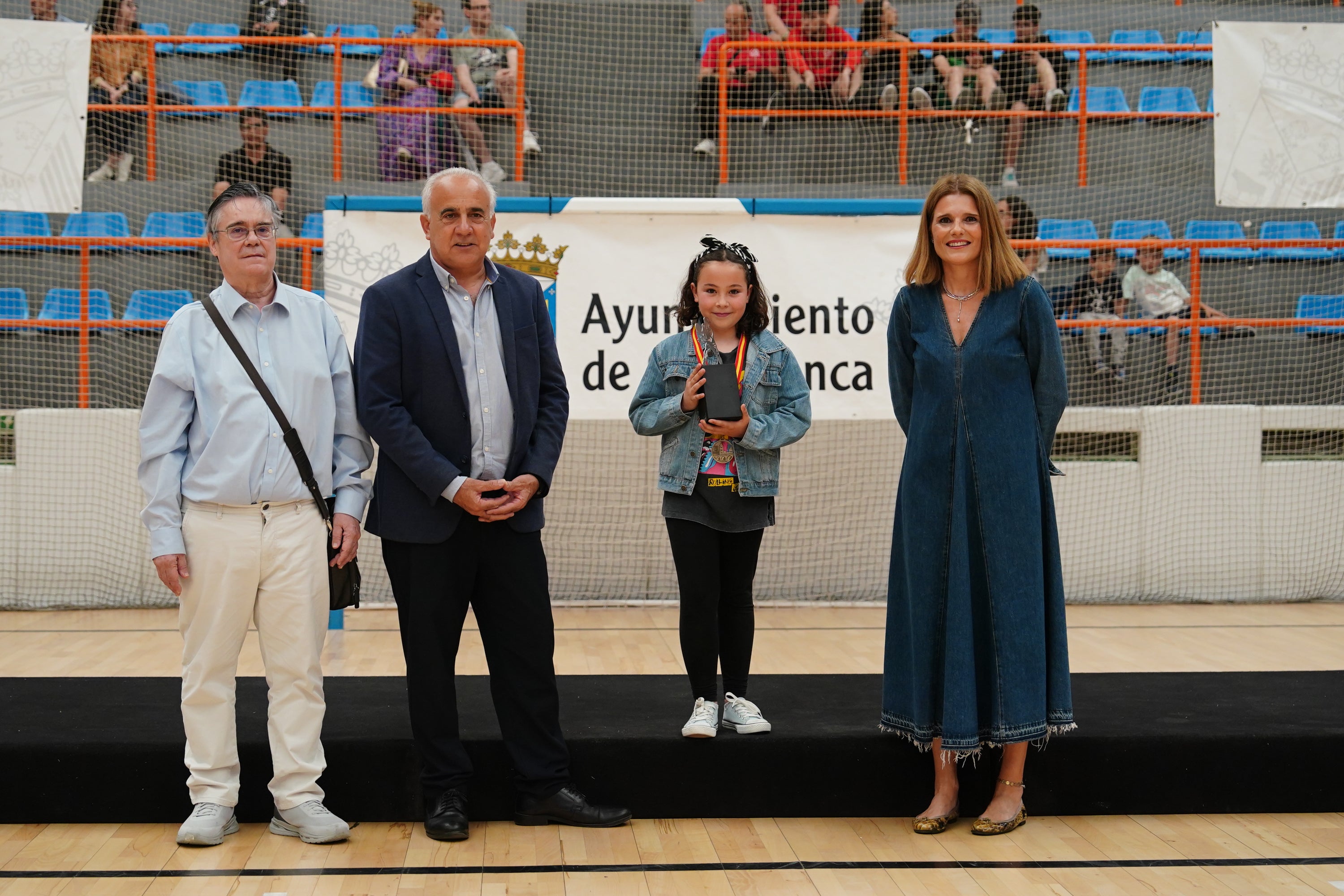 Entrega de trofeos y medallas a los mejores de los Juegos Escolares