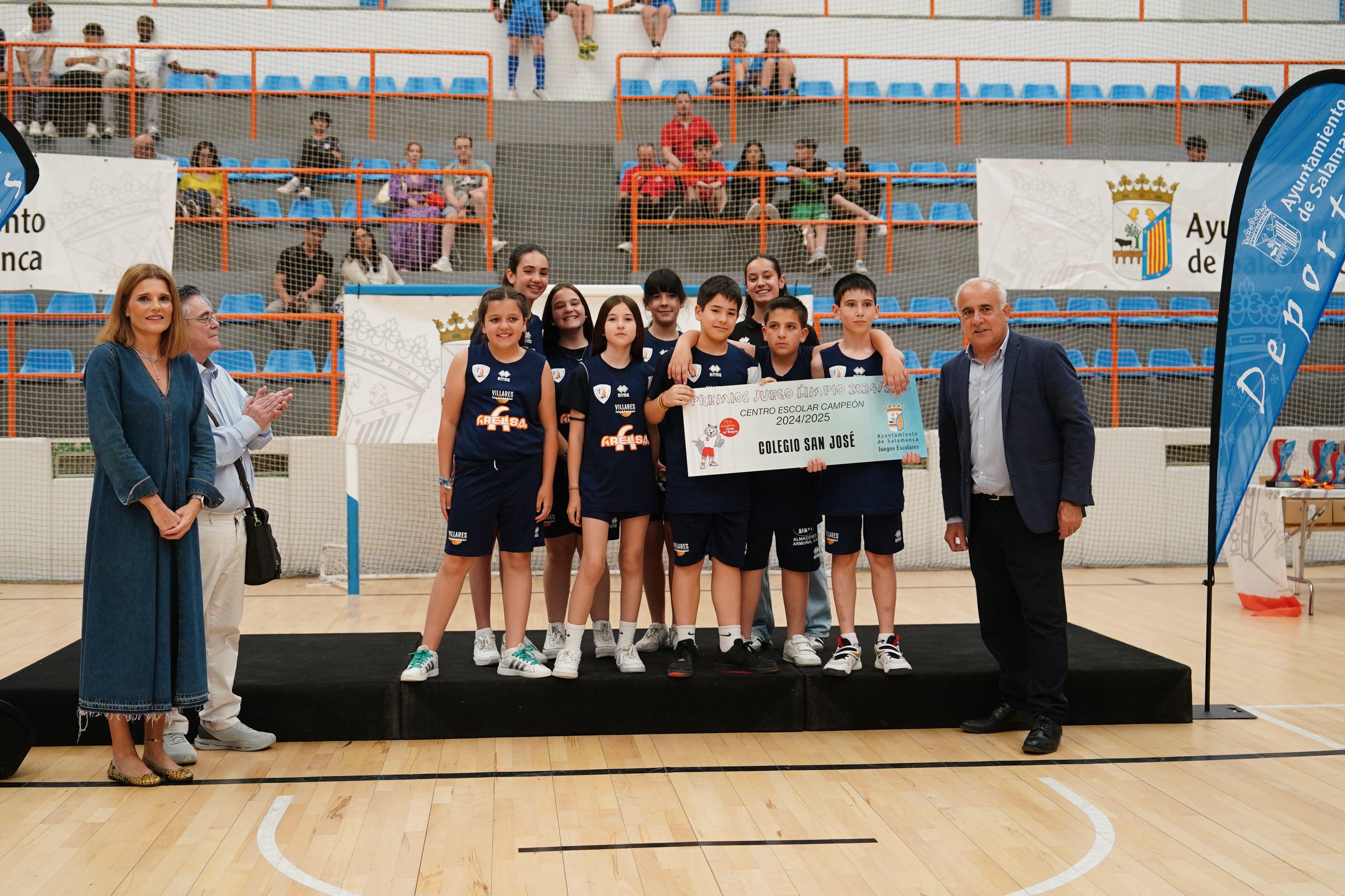 Entrega de trofeos y medallas a los mejores de los Juegos Escolares