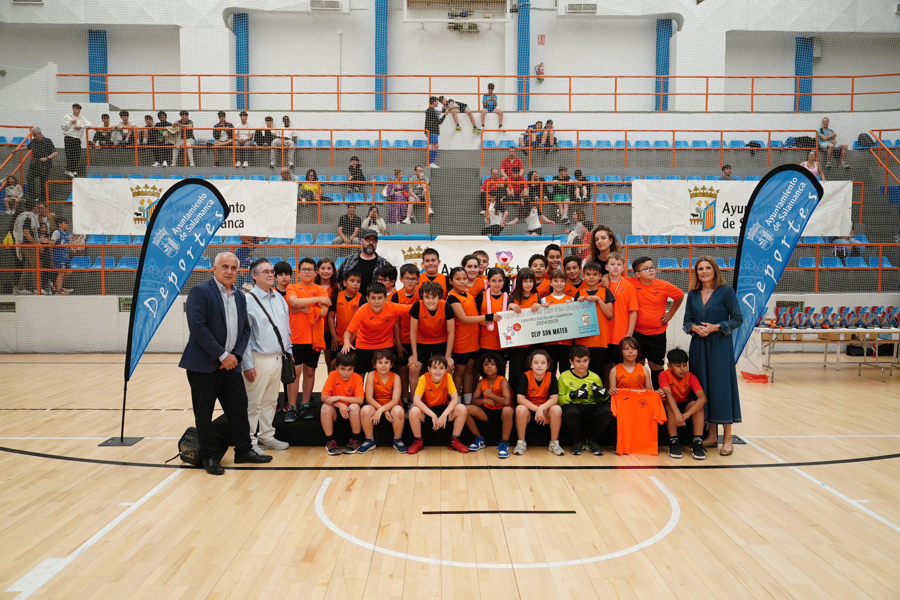 Entrega de trofeos y medallas a los mejores de los Juegos Escolares