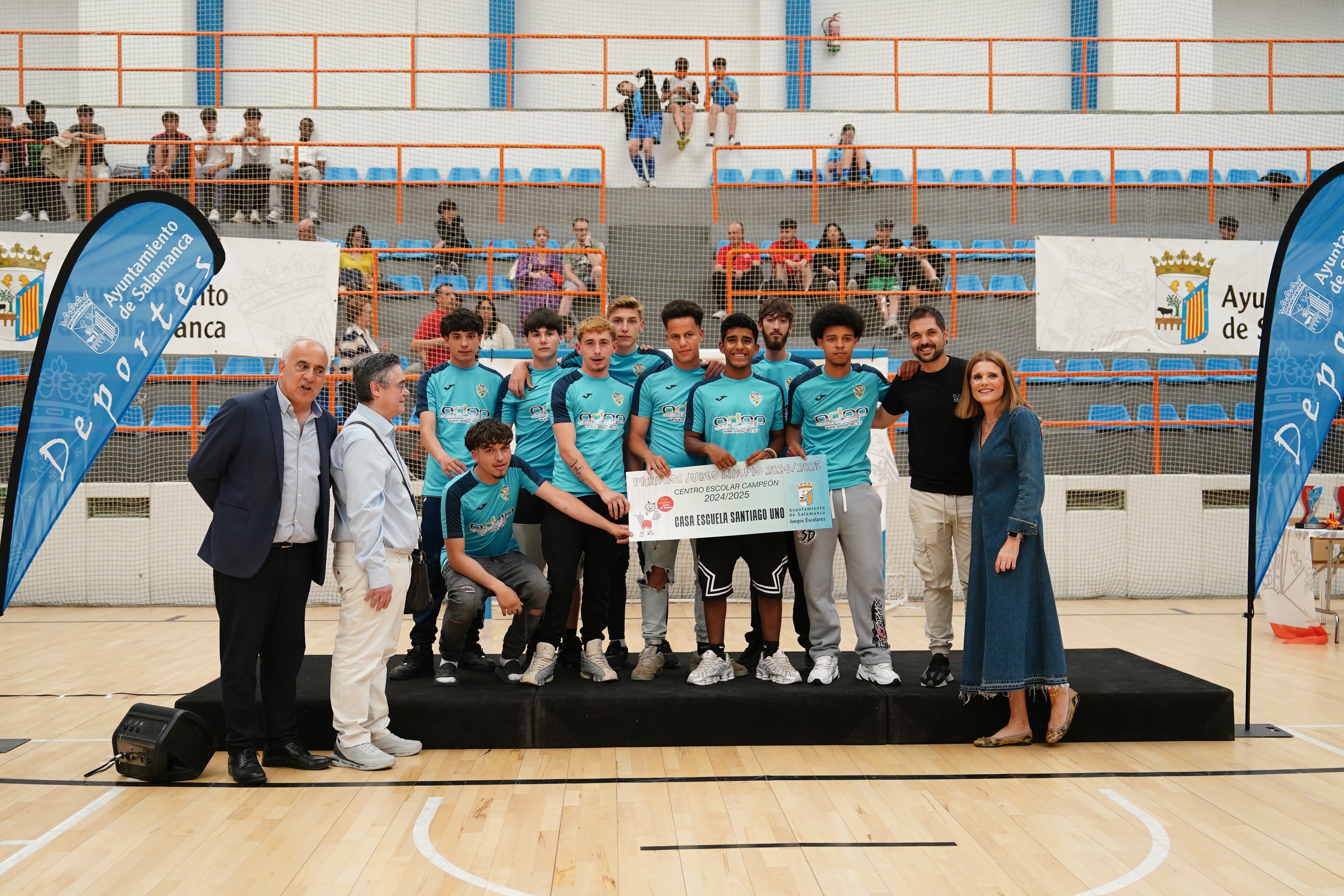 Entrega de trofeos y medallas a los mejores de los Juegos Escolares