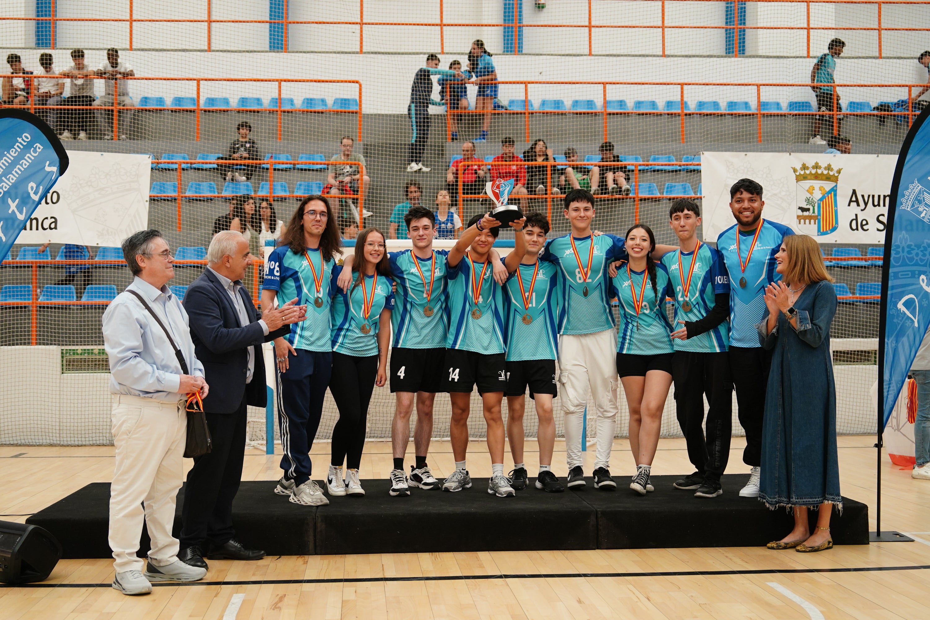 Entrega de trofeos y medallas a los mejores de los Juegos Escolares