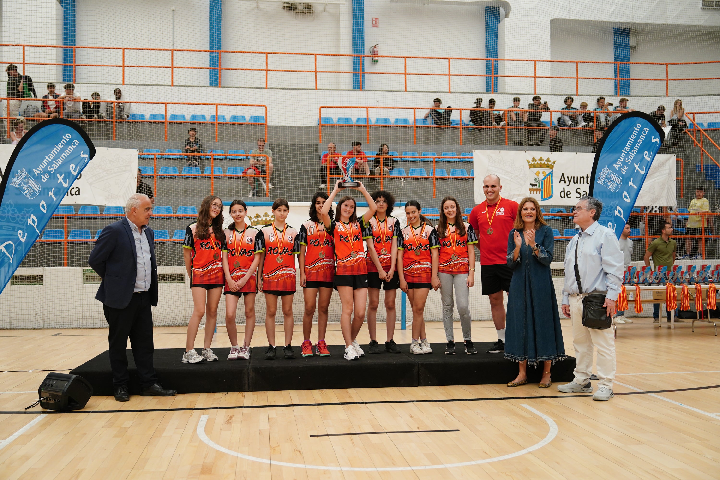 Entrega de trofeos y medallas a los mejores de los Juegos Escolares