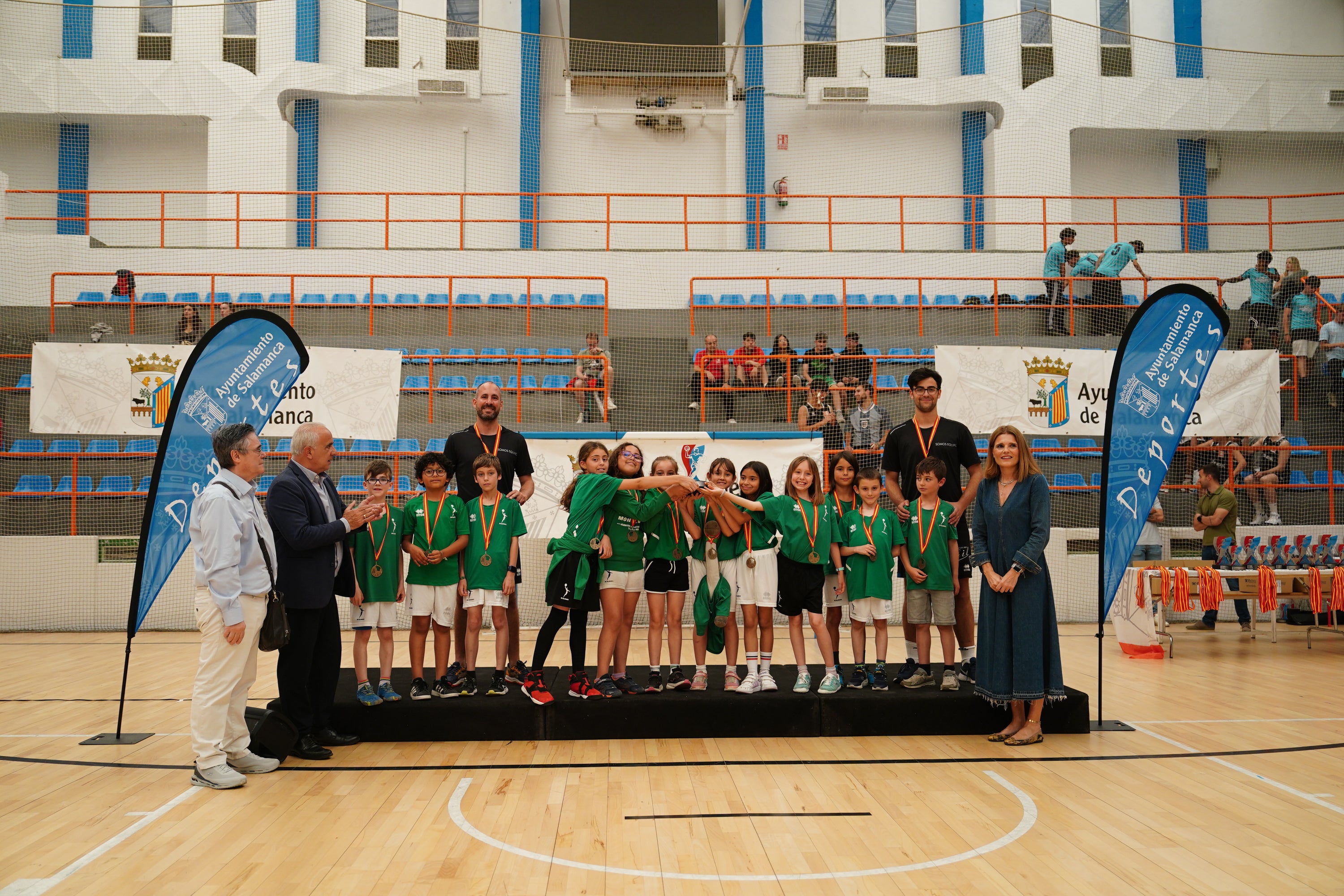 Entrega de trofeos y medallas a los mejores de los Juegos Escolares