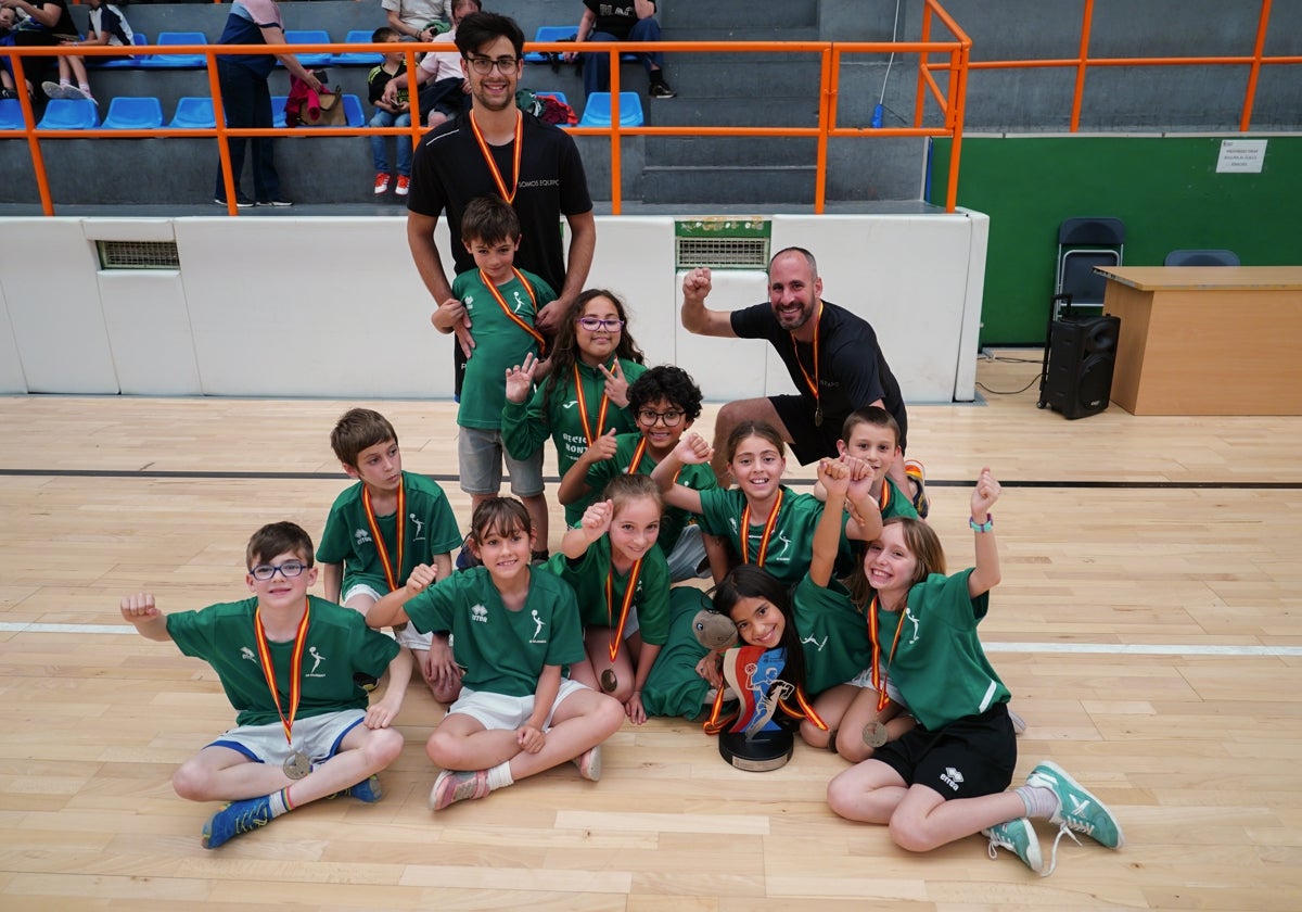 Entrega de trofeos y medallas a los mejores de los Juegos Escolares