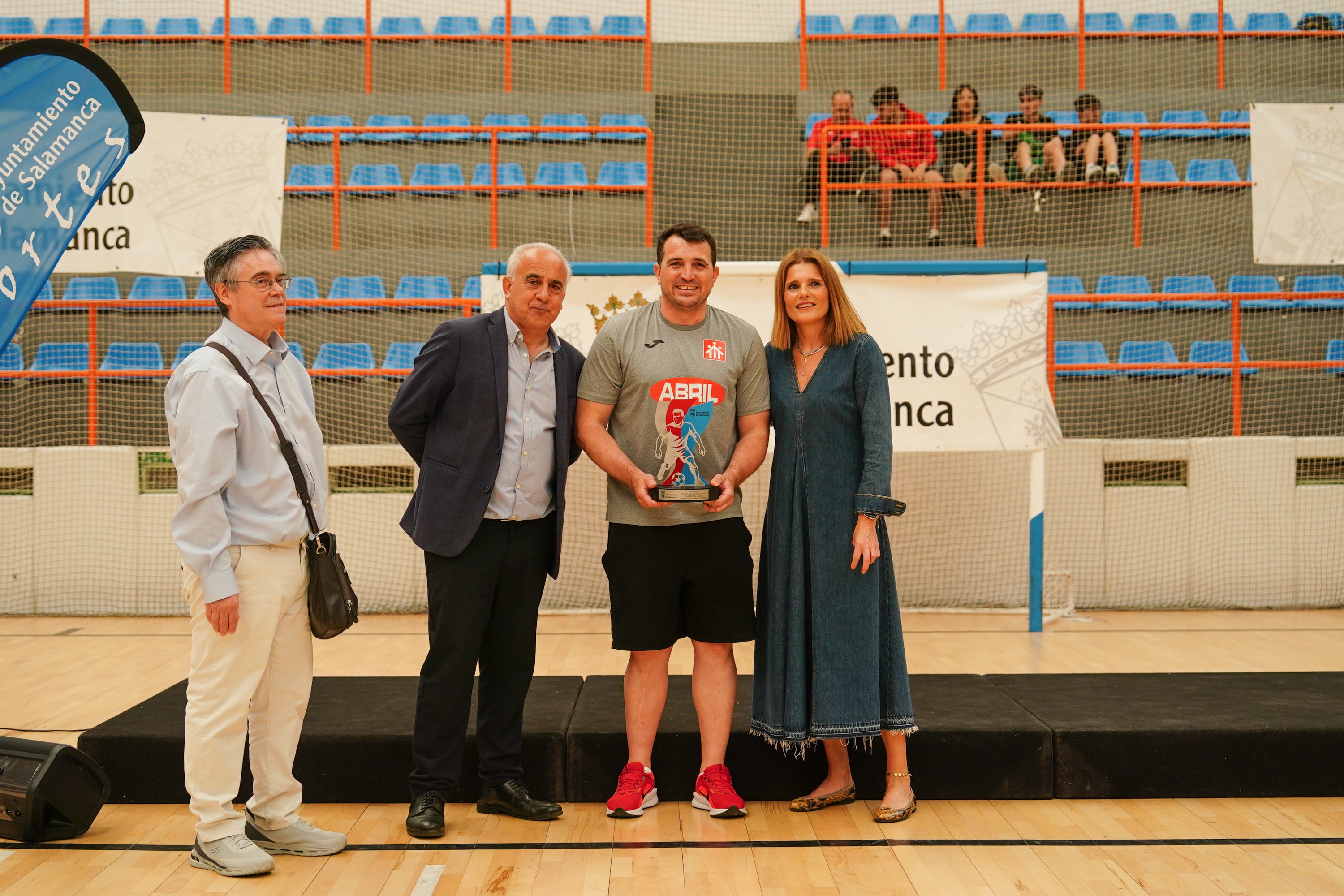 Entrega de trofeos y medallas a los mejores de los Juegos Escolares