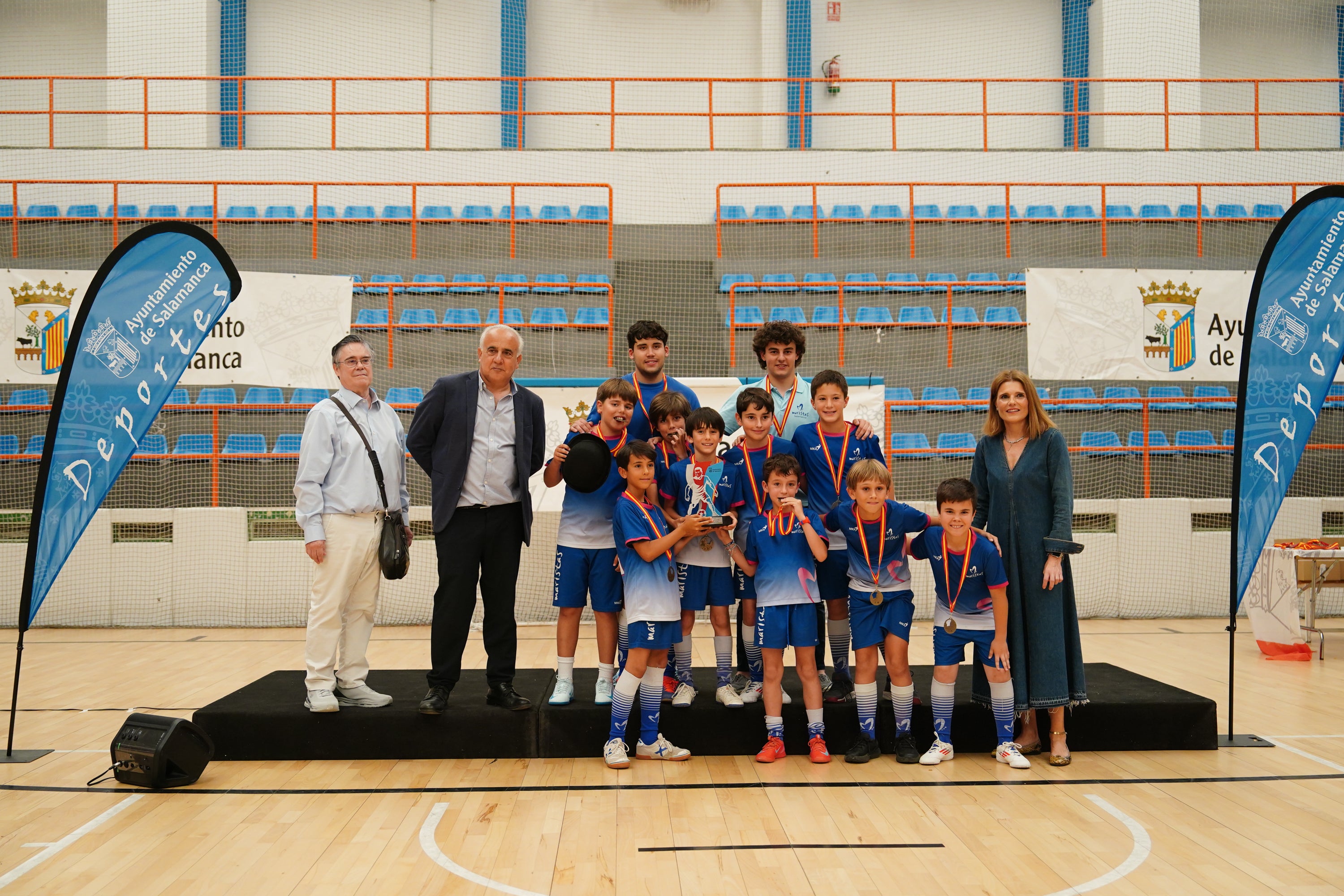 Entrega de trofeos y medallas a los mejores de los Juegos Escolares