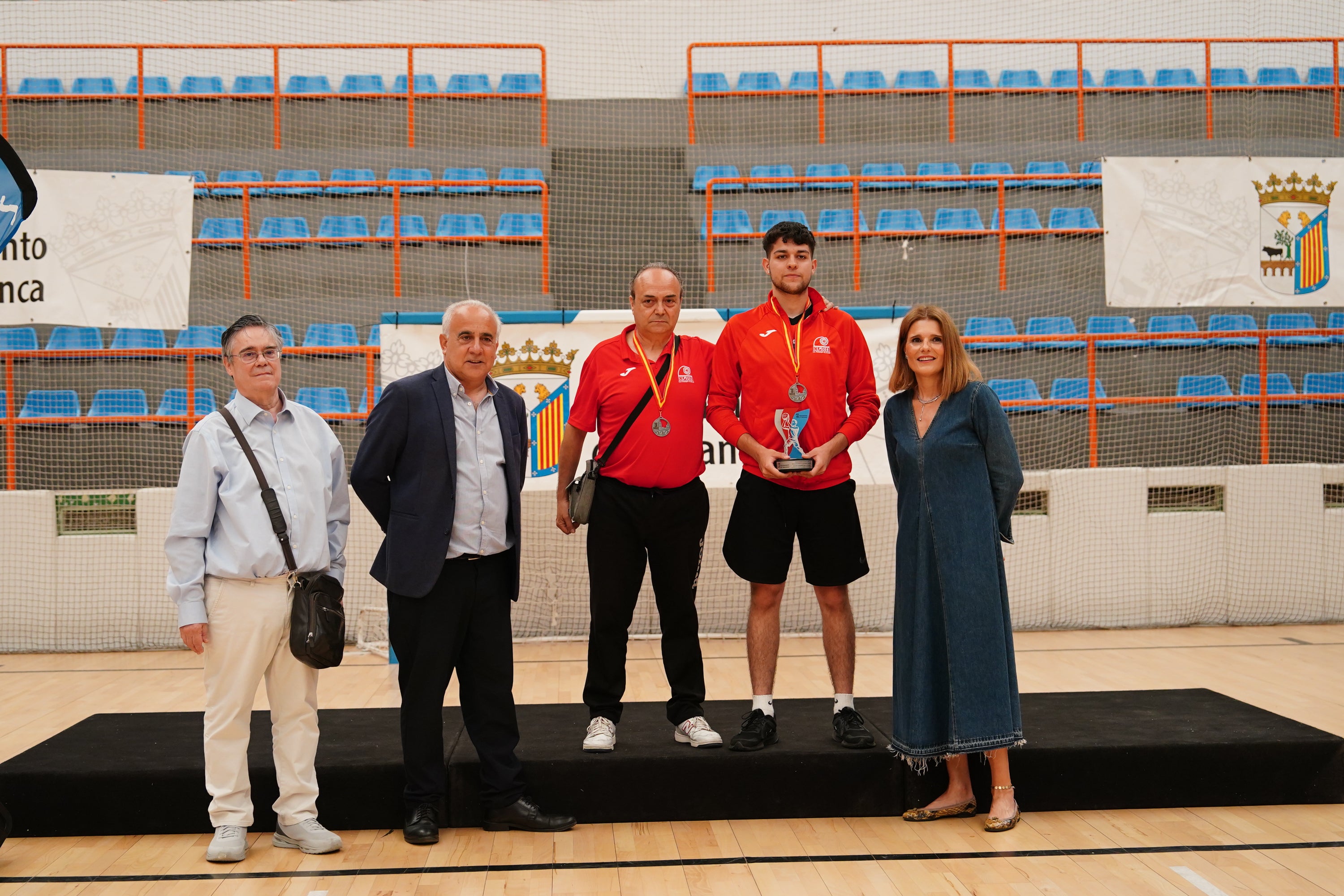 Entrega de trofeos y medallas a los mejores de los Juegos Escolares
