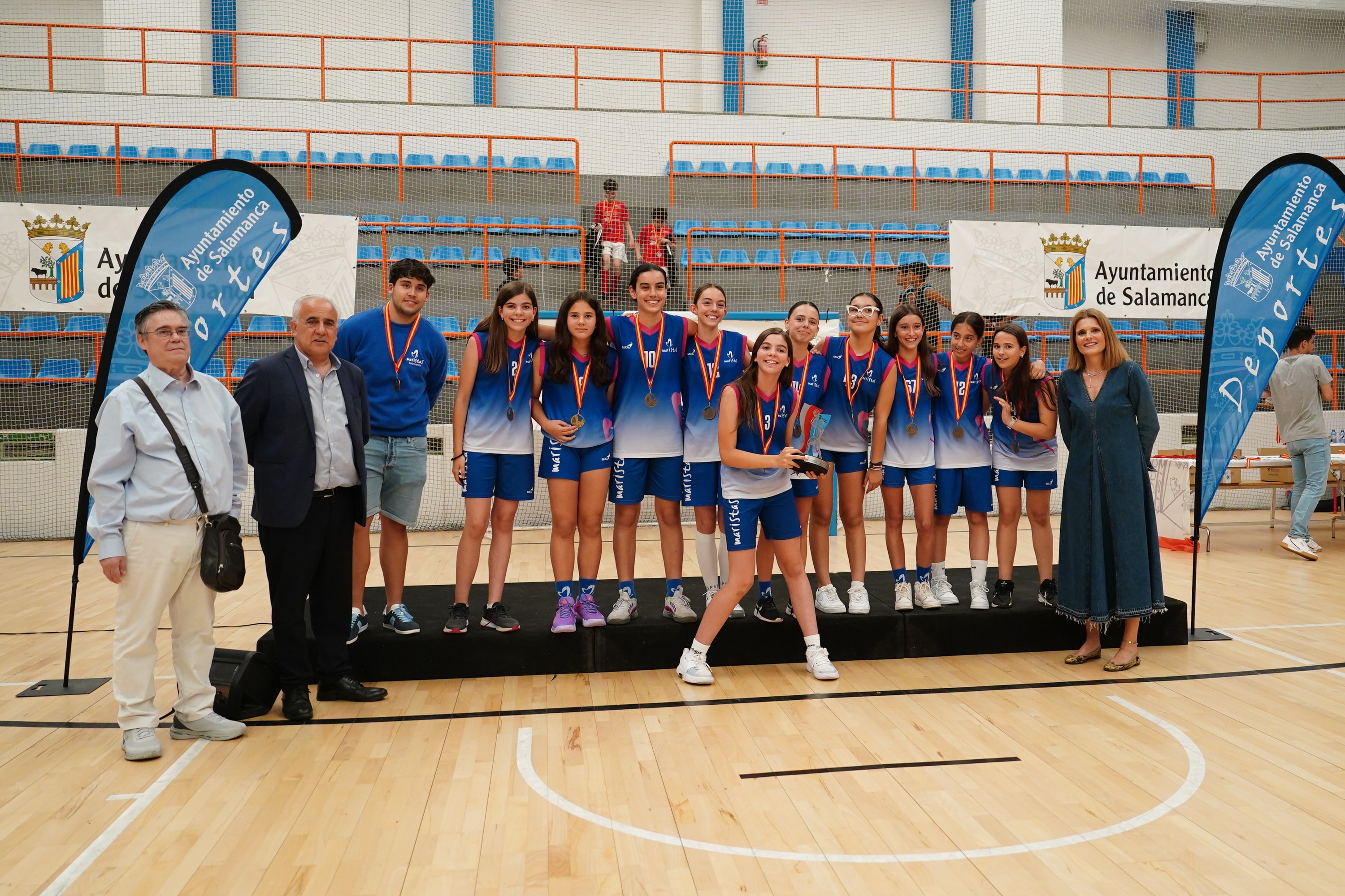 Entrega de trofeos y medallas a los mejores de los Juegos Escolares