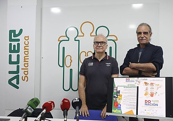 Víctor Sagredo, coordinador de Trasplantes del Hospital, y Juan Carlos Sánchez, presidente de Alcer Salamanca.