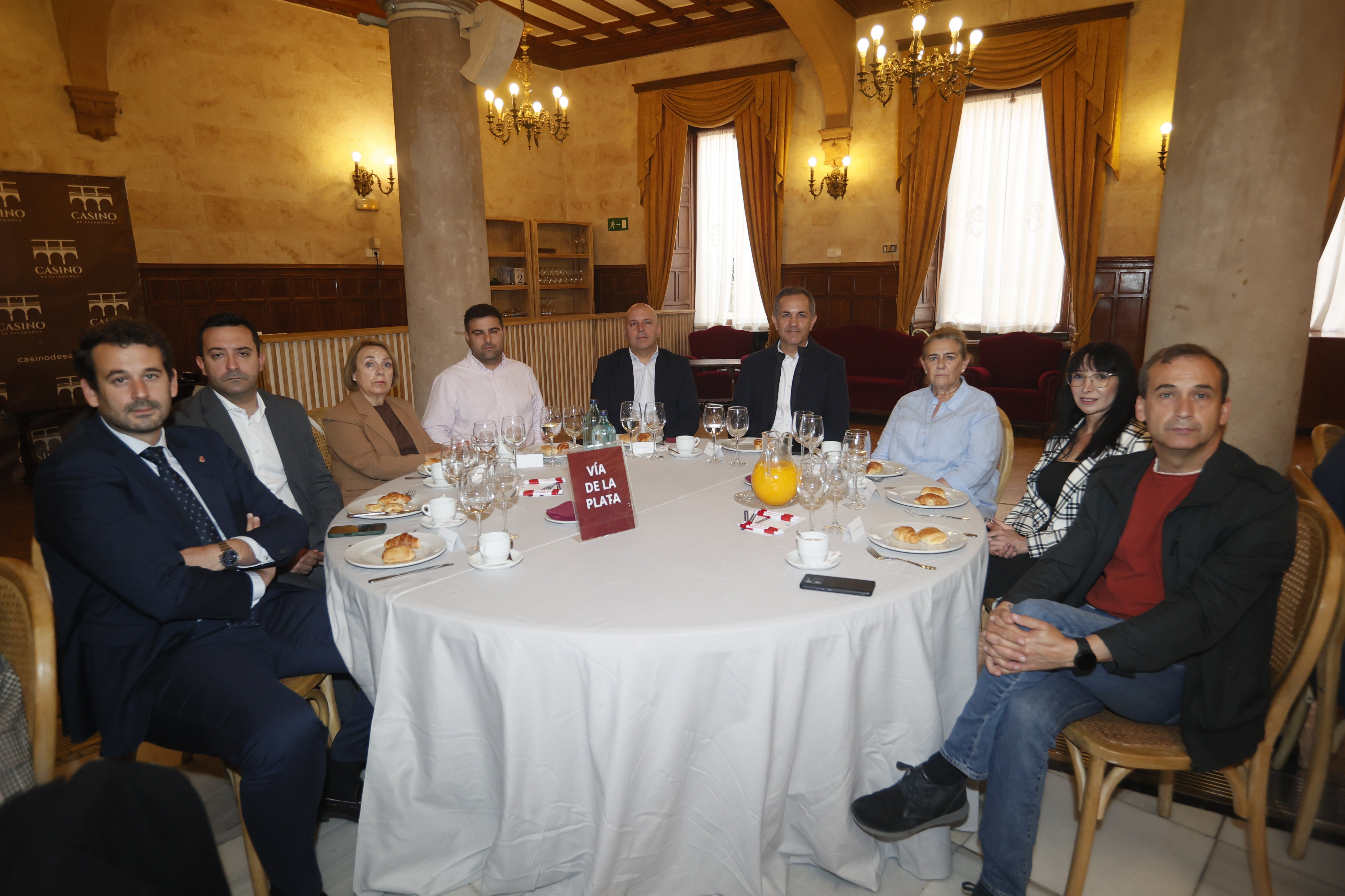 Jesús Pérez y Víctor Muñoz (Alt Advocati), Carmen Sánchez y Óscar Zurdo (New Pulso Energía), José Luis Santos y Ricardo Santos (Grupo HKS), Nieves Barbero y Nikolinka Vasileva (Red Formación) y José Fernando Luengo (CCOO Salamanca).
