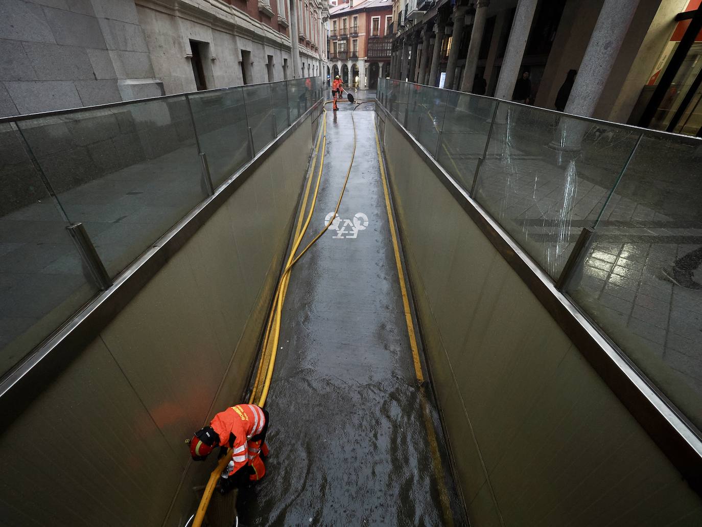 Calzadas levantadas, túneles cerrados y centros cívicos afectados: así fue la tromba de agua que asoló este martes a Valladolid