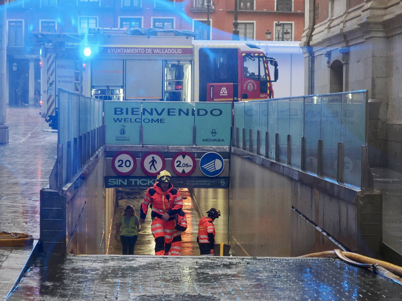Calzadas levantadas, túneles cerrados y centros cívicos afectados: así fue la tromba de agua que asoló este martes a Valladolid