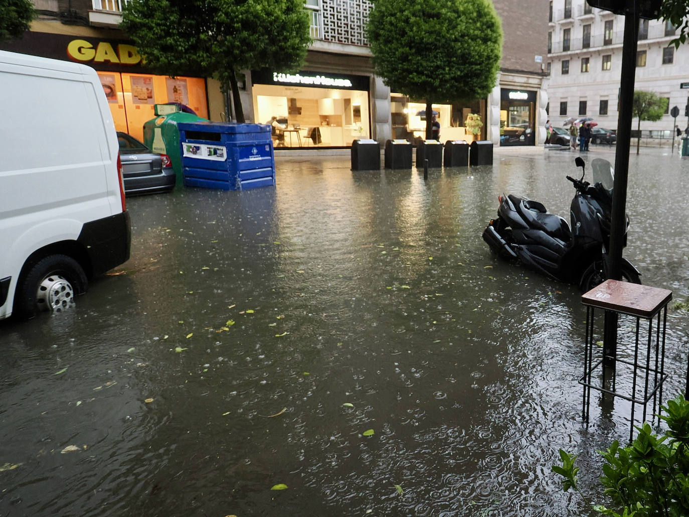 Calzadas levantadas, túneles cerrados y centros cívicos afectados: así fue la tromba de agua que asoló este martes a Valladolid
