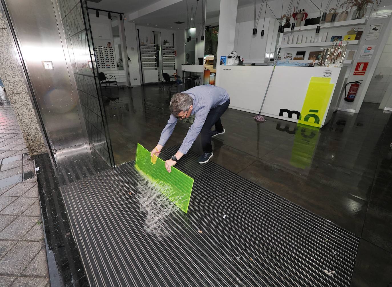 Calzadas levantadas, túneles cerrados y centros cívicos afectados: así fue la tromba de agua que asoló este martes a Valladolid