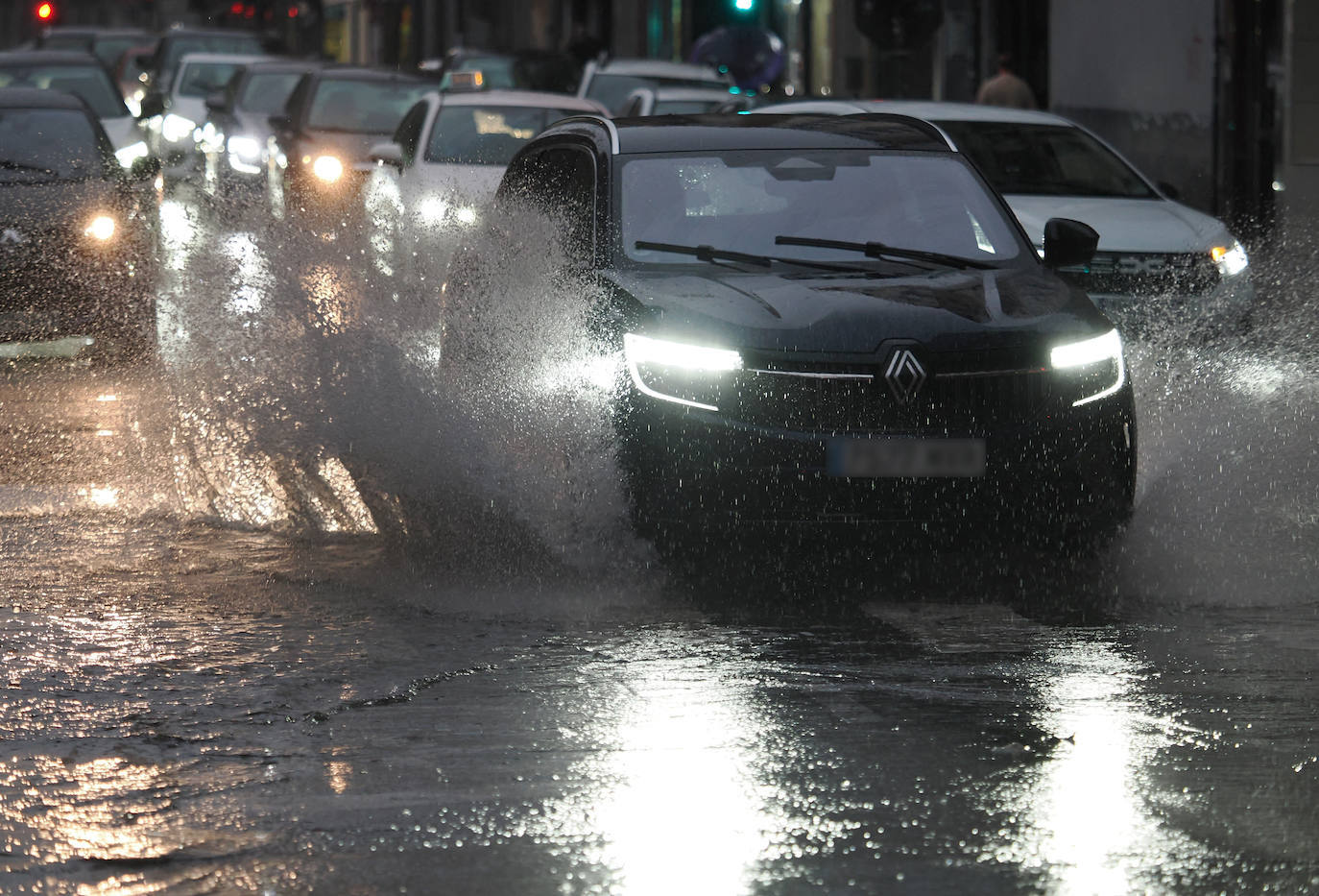 Calzadas levantadas, túneles cerrados y centros cívicos afectados: así fue la tromba de agua que asoló este martes a Valladolid