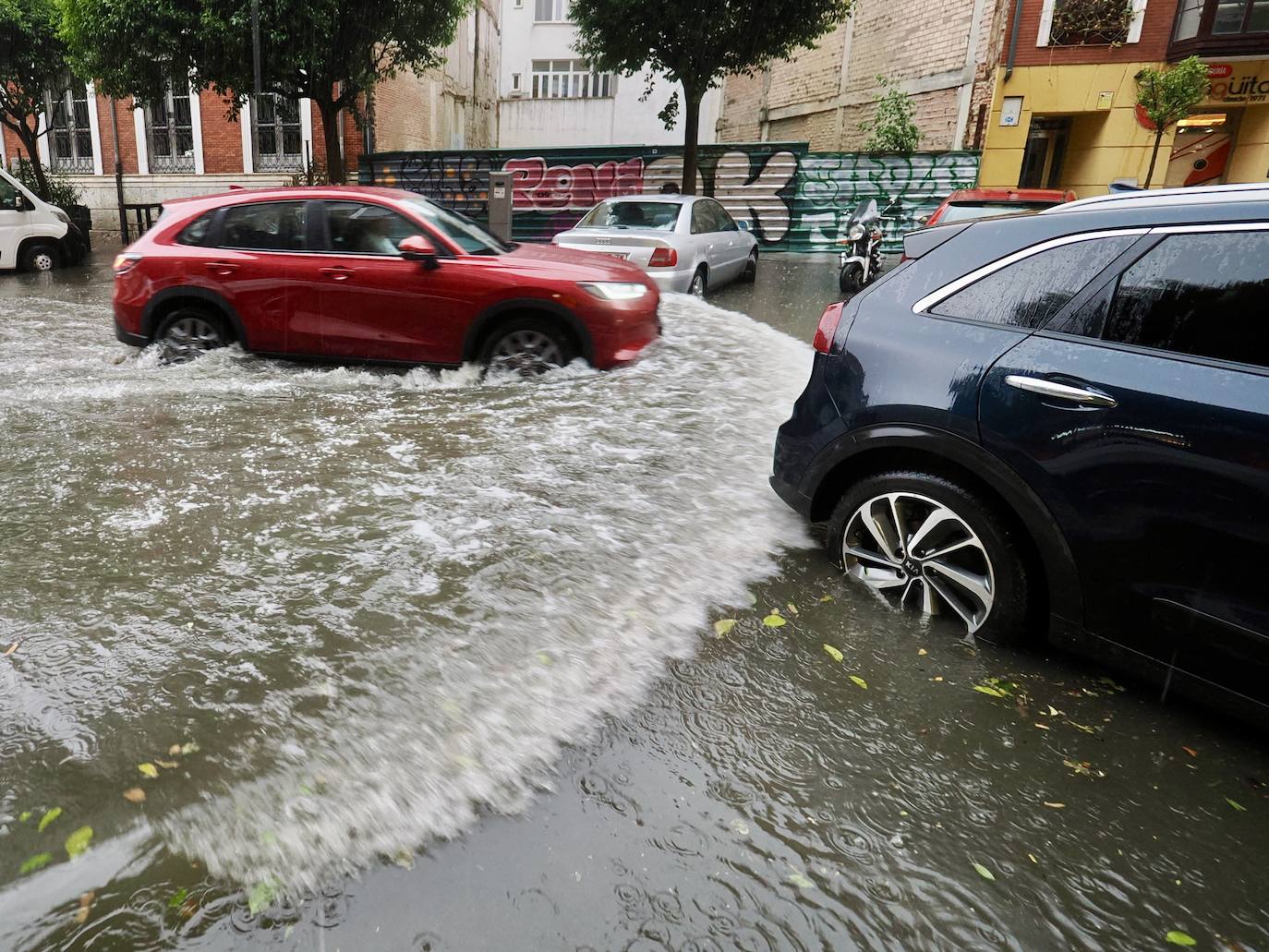 Calzadas levantadas, túneles cerrados y centros cívicos afectados: así fue la tromba de agua que asoló este martes a Valladolid