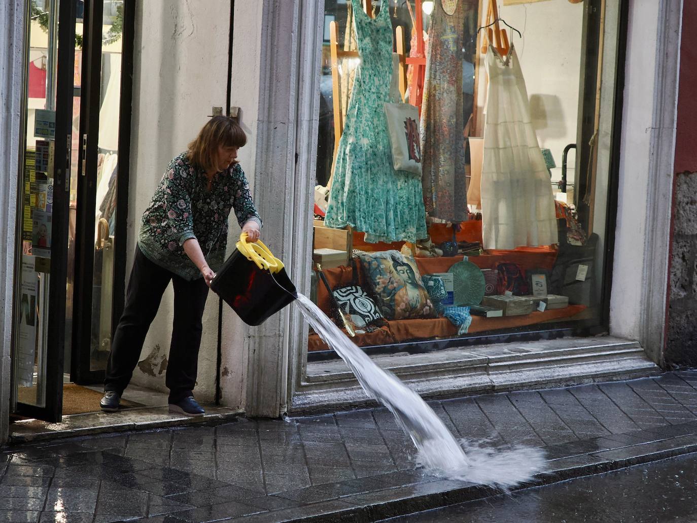 Calzadas levantadas, túneles cerrados y centros cívicos afectados: así fue la tromba de agua que asoló este martes a Valladolid