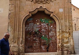 Grietas, deterioro y pintadas en el Conservatorio Profesional de Música.