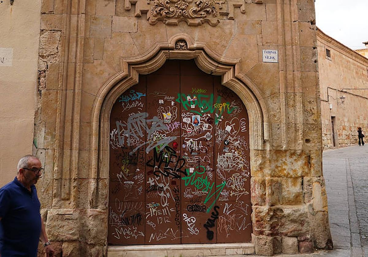 Grietas, deterioro y pintadas en el Conservatorio Profesional de Música.