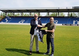 Apretón de manos entre David Alonso Mata y Roberto Pescador en el Reina Sofía.