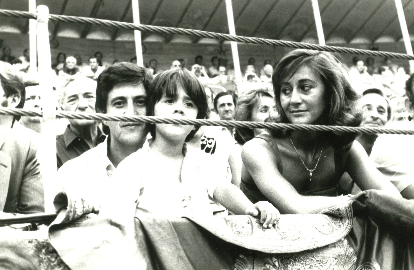 Una entrañable fotografía familiar el 12 de septiembre de 1985 en La Glorieta con su hijo Pedro Gutiérrez Lorenzo y su mujer Carmen Lorenzo.