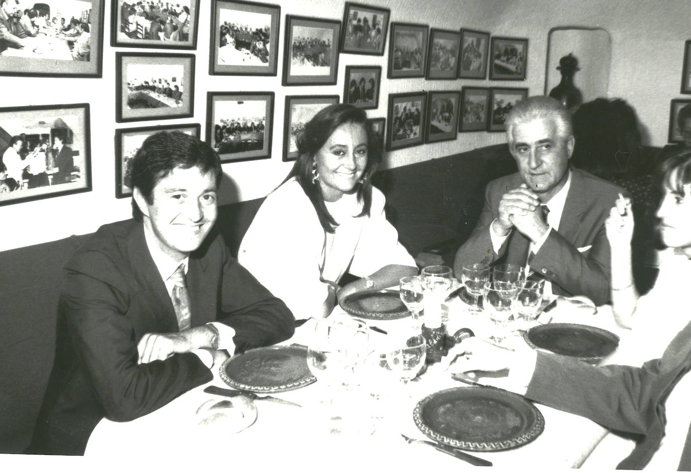En su dilatada trayectoria, Pedro Gutiérrez ha recibido multitud de reconocimientos. Uno de ellos fue el de II Salmantino del Año en 1985. En la fotografía, con El Viti durante la entrega del VII premio a Eugenio Santos en 1990. 