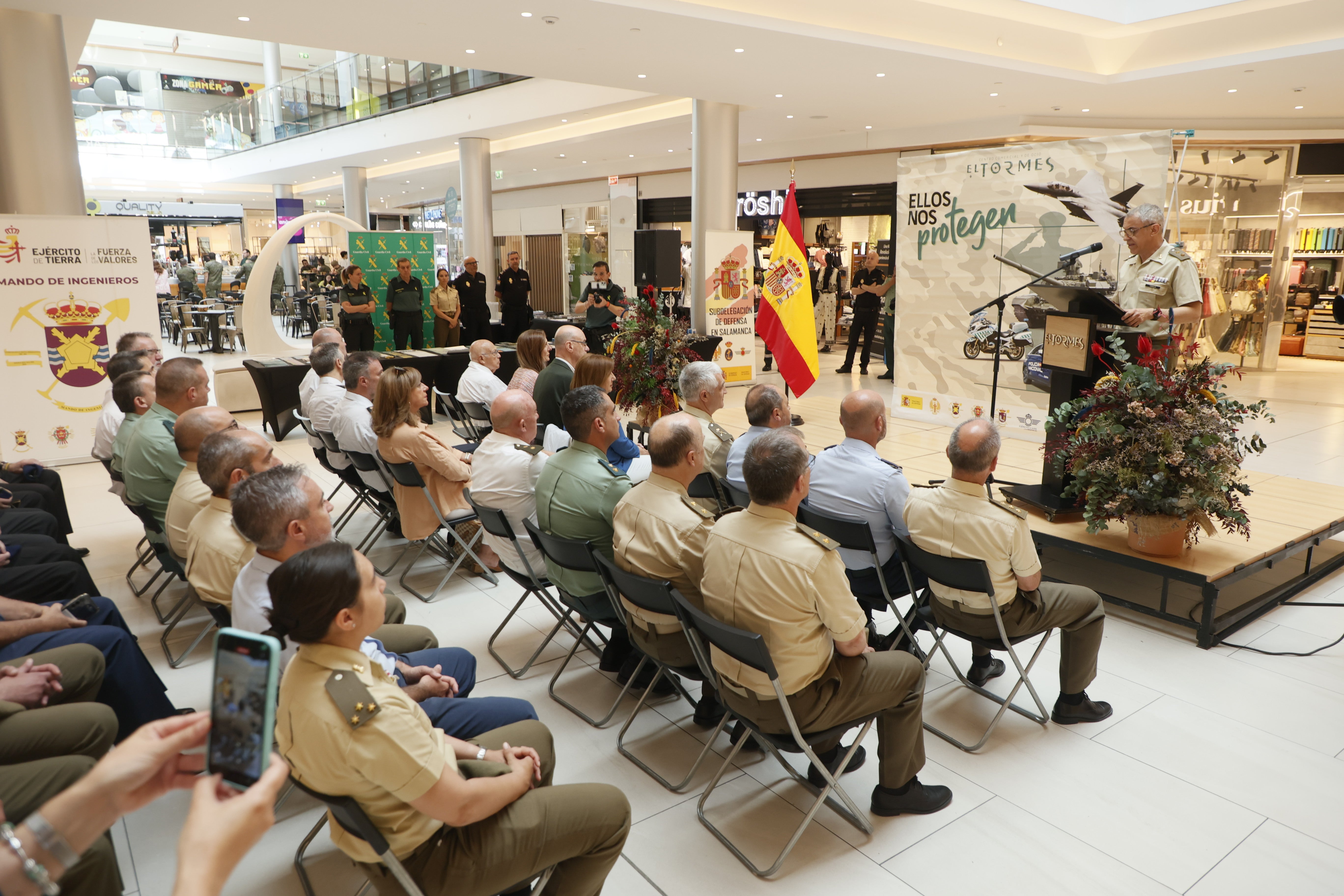 El día de las Fuerzas Armadas en el Centro Comercial El Tormes, en imágenes