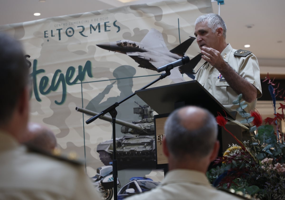 El día de las Fuerzas Armadas en el Centro Comercial El Tormes, en imágenes