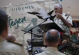 El día de las Fuerzas Armadas en el Centro Comercial El Tormes, en imágenes