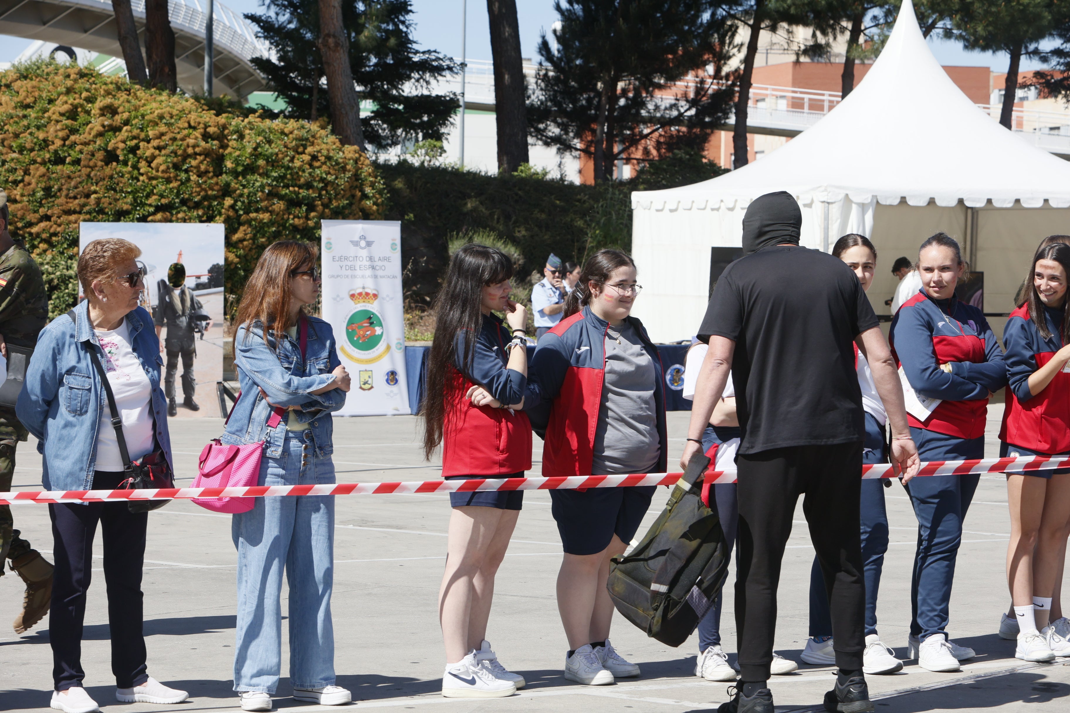 El día de las Fuerzas Armadas en el Centro Comercial El Tormes, en imágenes