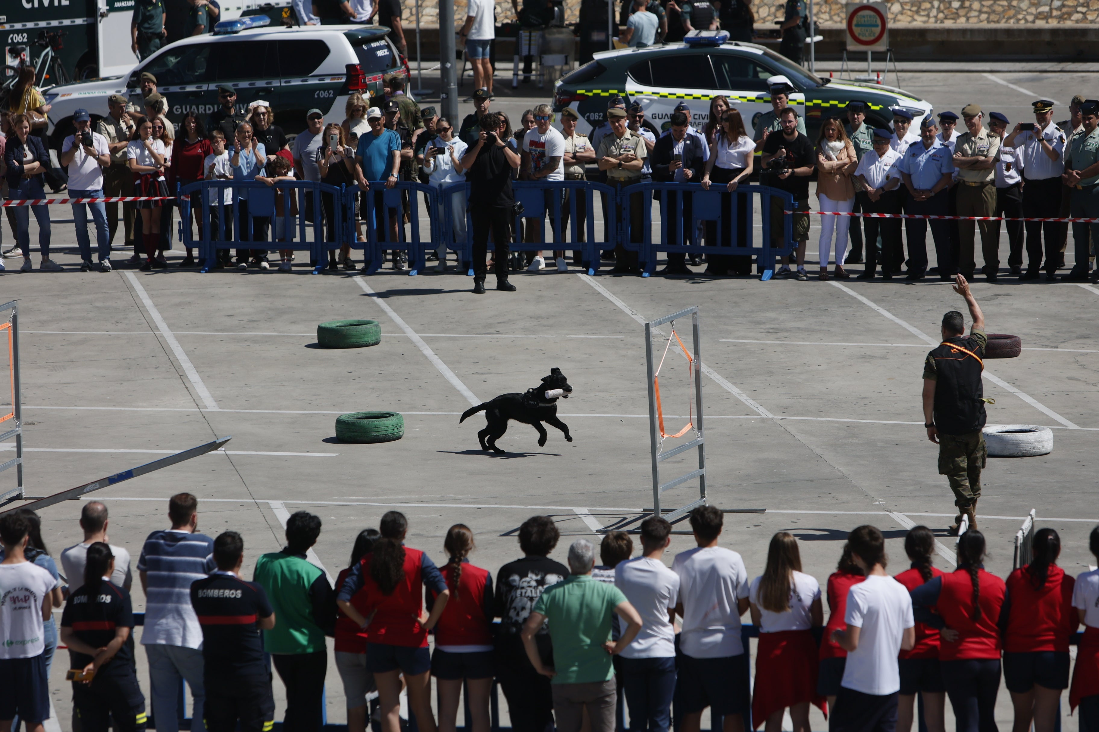 El día de las Fuerzas Armadas en el Centro Comercial El Tormes, en imágenes