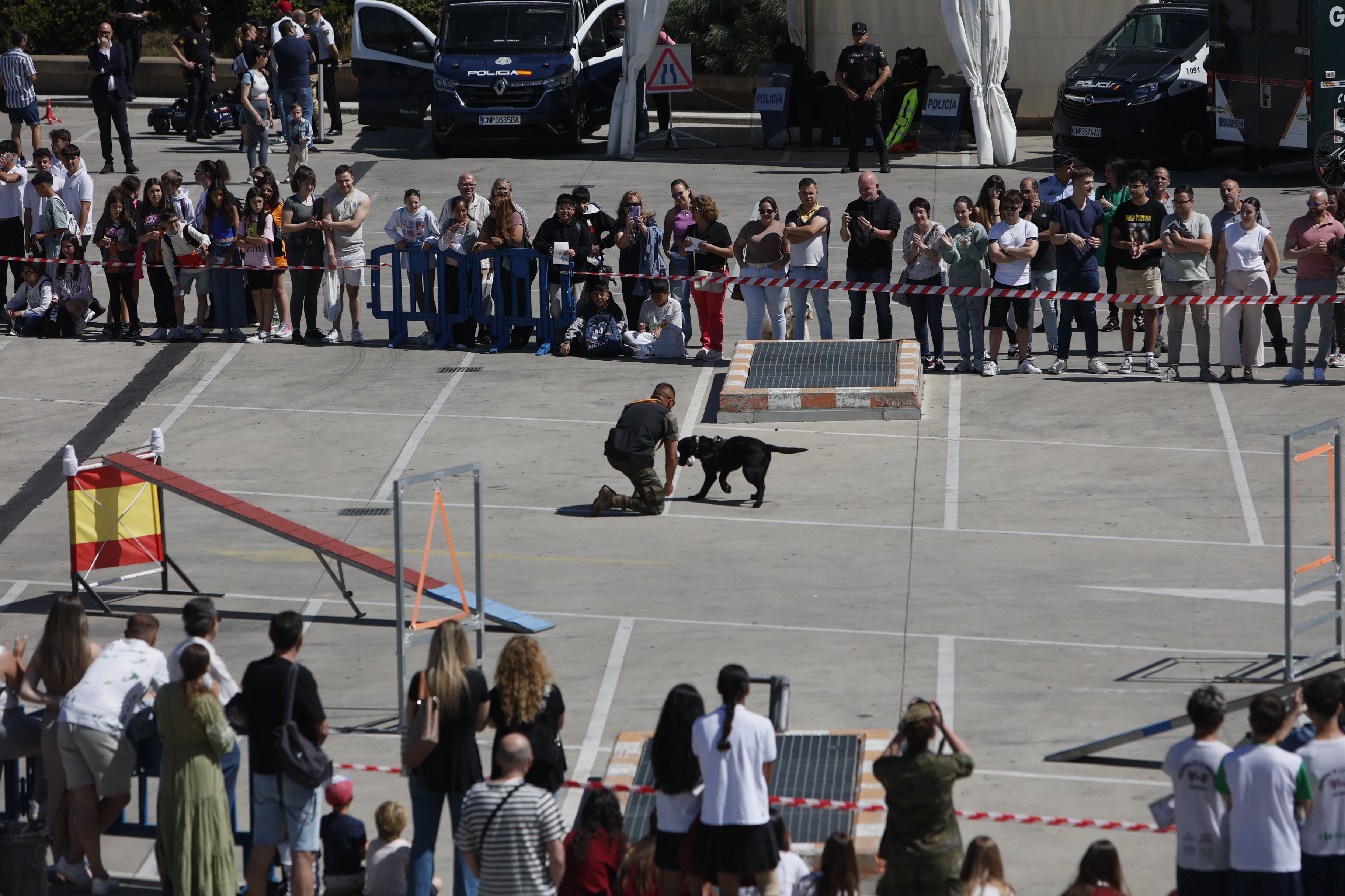 El día de las Fuerzas Armadas en el Centro Comercial El Tormes, en imágenes