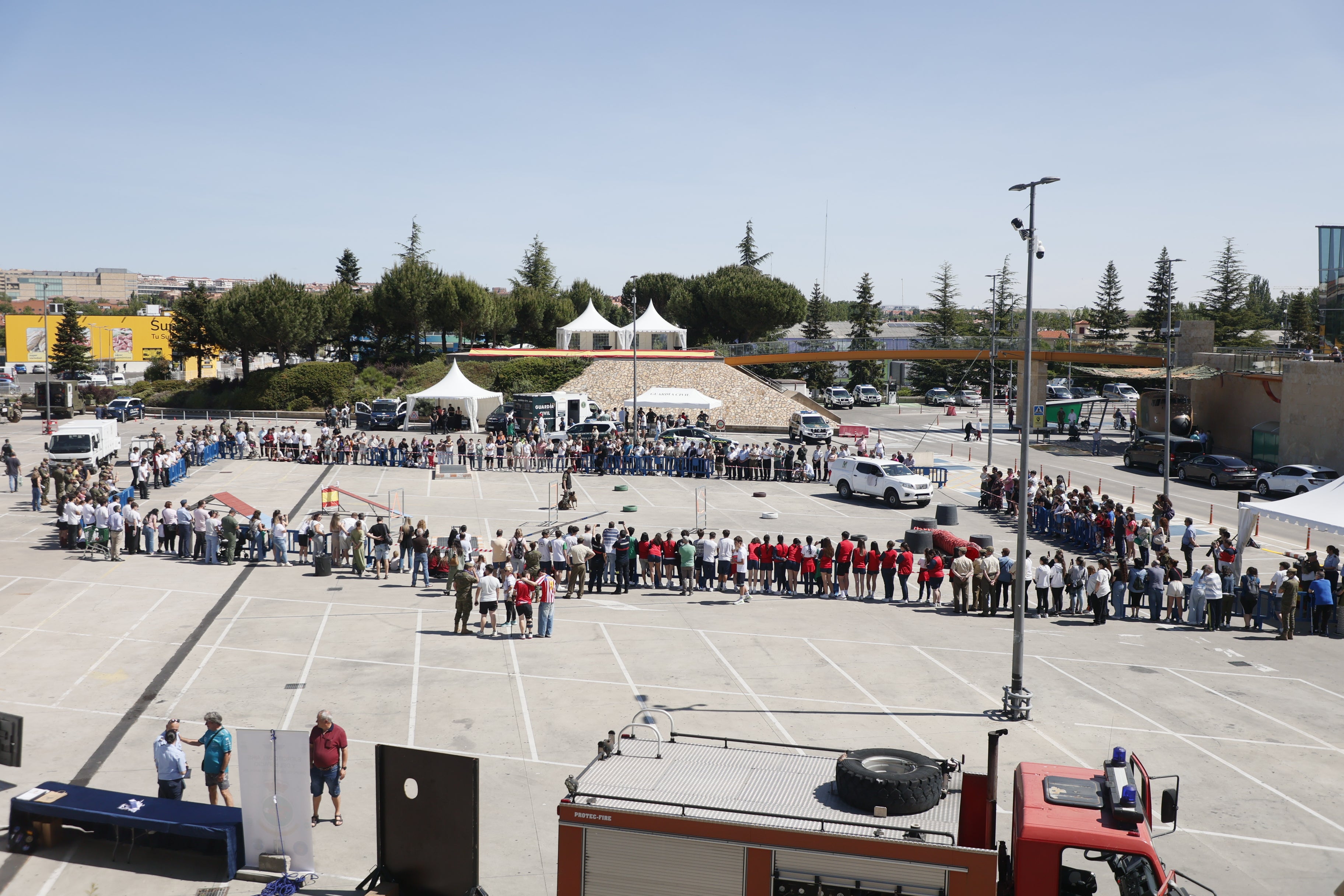 El día de las Fuerzas Armadas en el Centro Comercial El Tormes, en imágenes