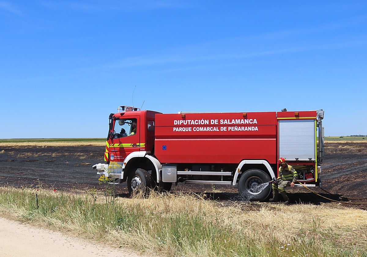 Camión de bomberos del parque comarcal de Peñaranda en un incendio.