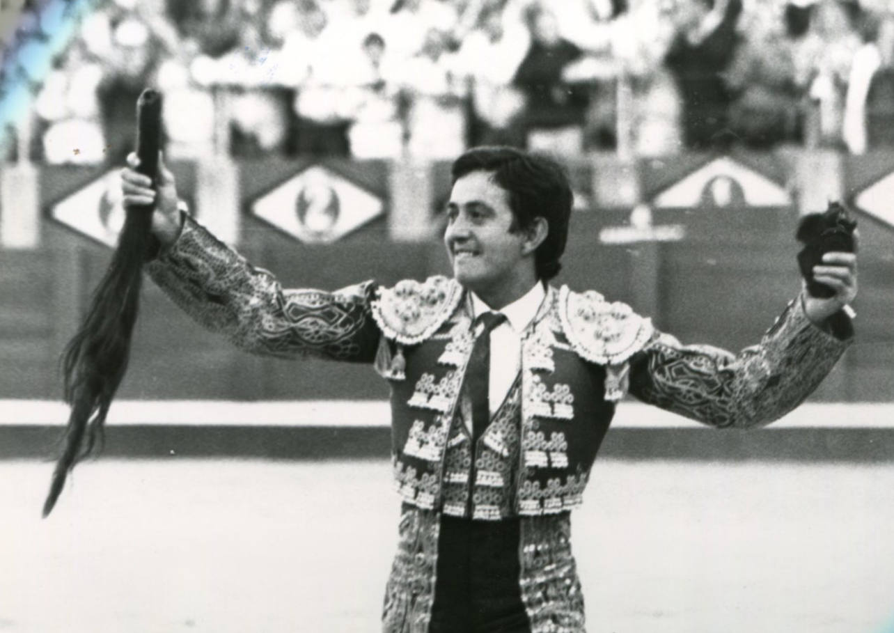 El 14 de septiembre de 1988 fue un día para la historia. El Niño de la Capea se retiraba de los ruedos en su plaza de La Glorieta y firma su actuación más prodigiosa. Corta el rabo de Borrascoso de la ganadería de Joaquín Buendía.