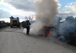 Bomberos extinguen otro reciente incendio en un coche.