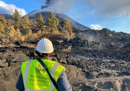 Una geóloga de la Universidad, en el volcán de la Palma.