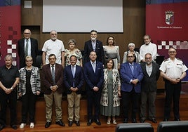 Representantes del Ayuntamiento, de los mandos de Policía Local y los homenajeados, en los actos.