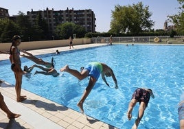 Bañistas saltando a la piscina.