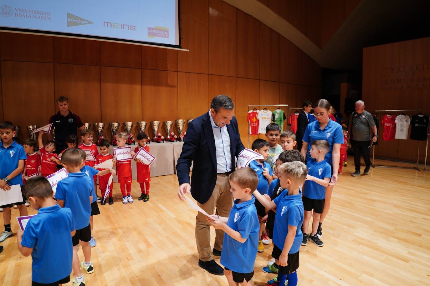 Imagen principal - Llenazo y gran éxito de la Gala de &#039;LA GACETA de los Cracks&#039;