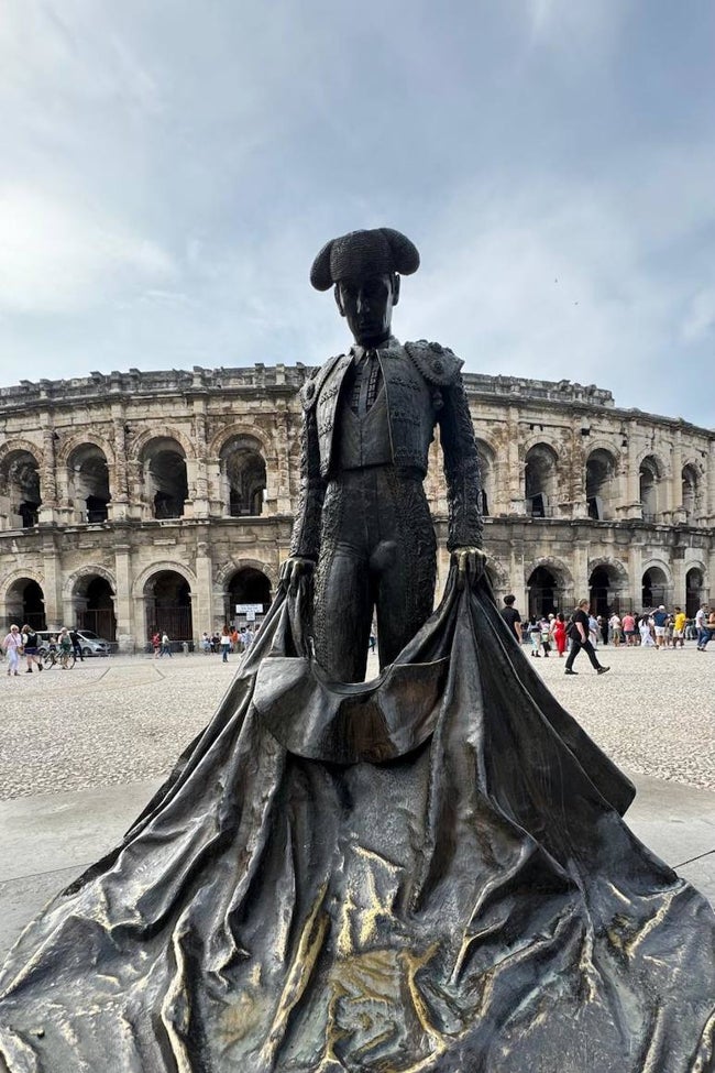 El monumento en homenaje a Nimeño en la explanada del anfiteatro.