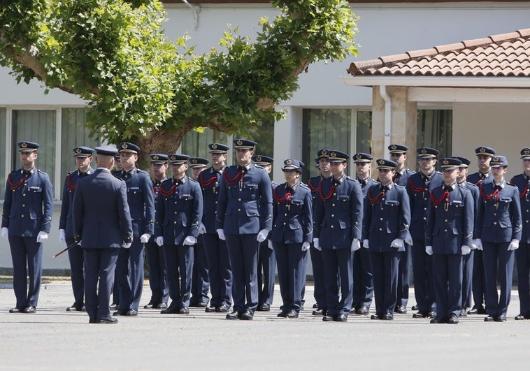 Los alféreces, instantes antes de la entrega de diplomas.