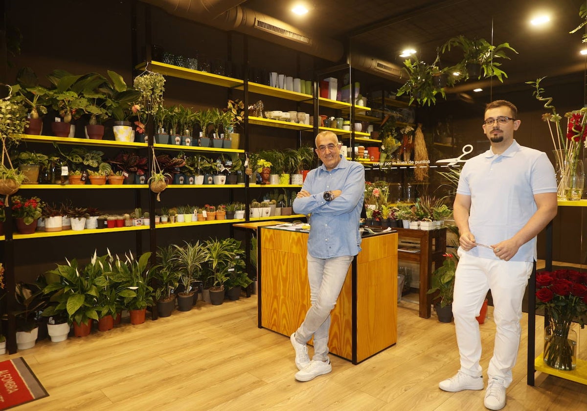 Luis Marcos, gerente de Floristerías Bedunia, junto a su hijo Luis.