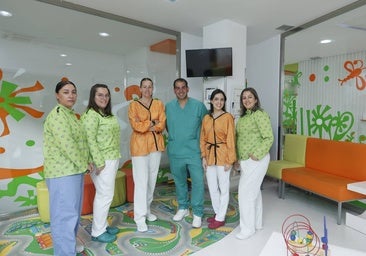 El equipo de profesionales de Cuidado Odontológico Infantil, liderado por la doctora Pilar Moreno (tercera por la izquierda).