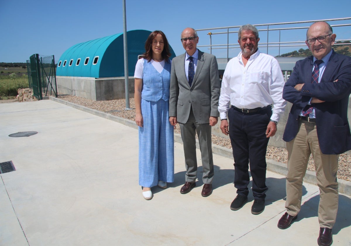 Pilar Sánchez, Javier Iglesias, Ciriaco Tardáguila y José Manuel Jiménez en la nueva depuradora de Matilla.